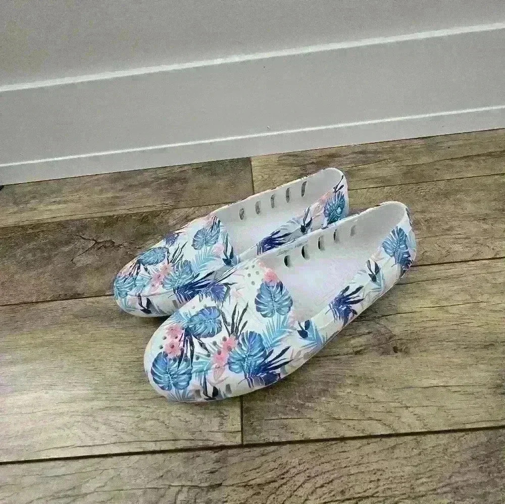 WOMENS FLORAL FLOATERS , blue  and white Size 8